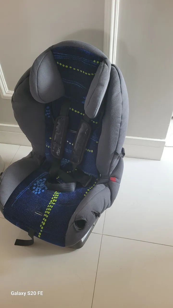 manequim e cadeira de carro