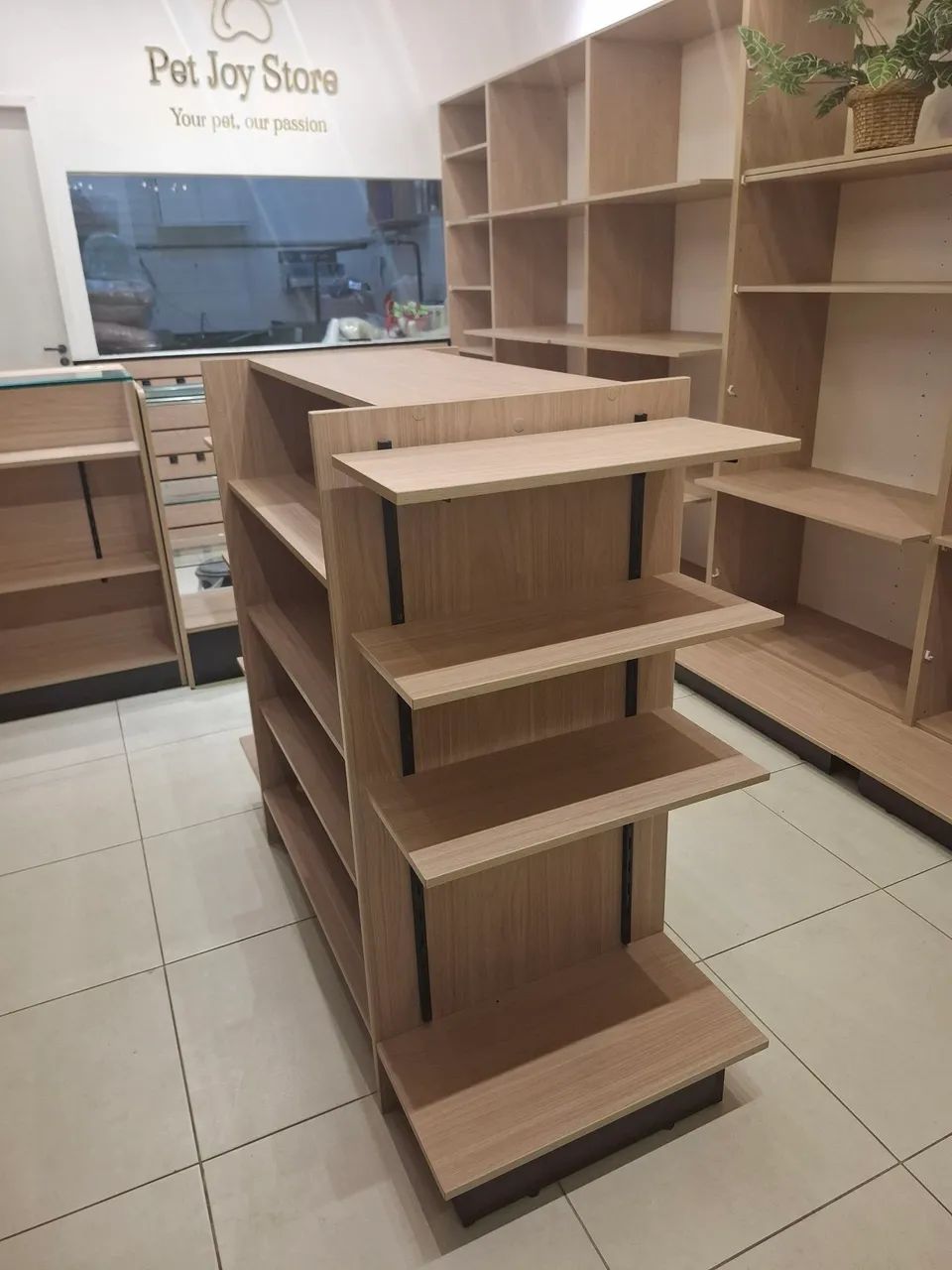 Ilha Expositora Central para Loja em MDF | Expositor Comercial com Prateleiras Reguláveis - Foto 4