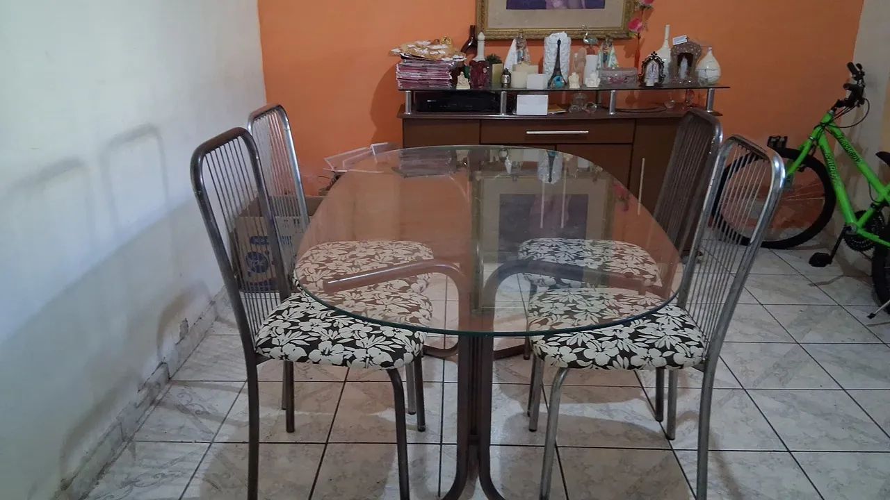 Cojuto de mesa com quatro cadeiras - Foto 5