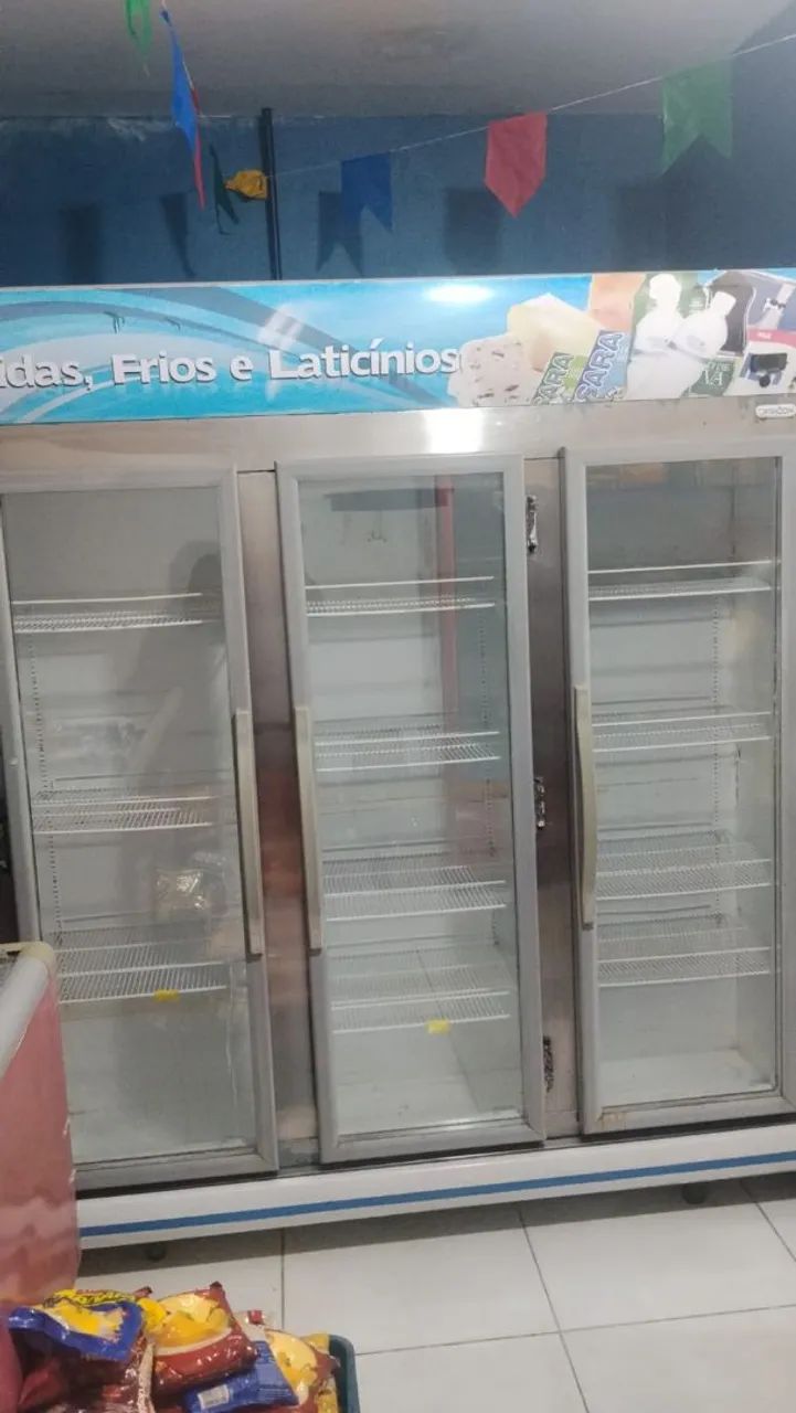 Expositor vertical auto serviço três portas top