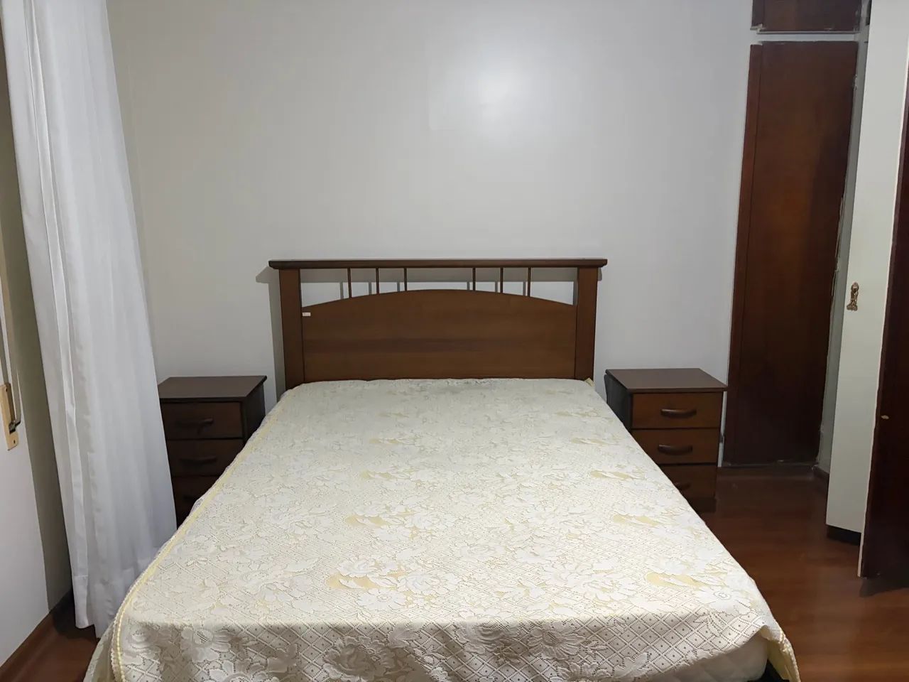 Cama de casal em madeira com colchão 