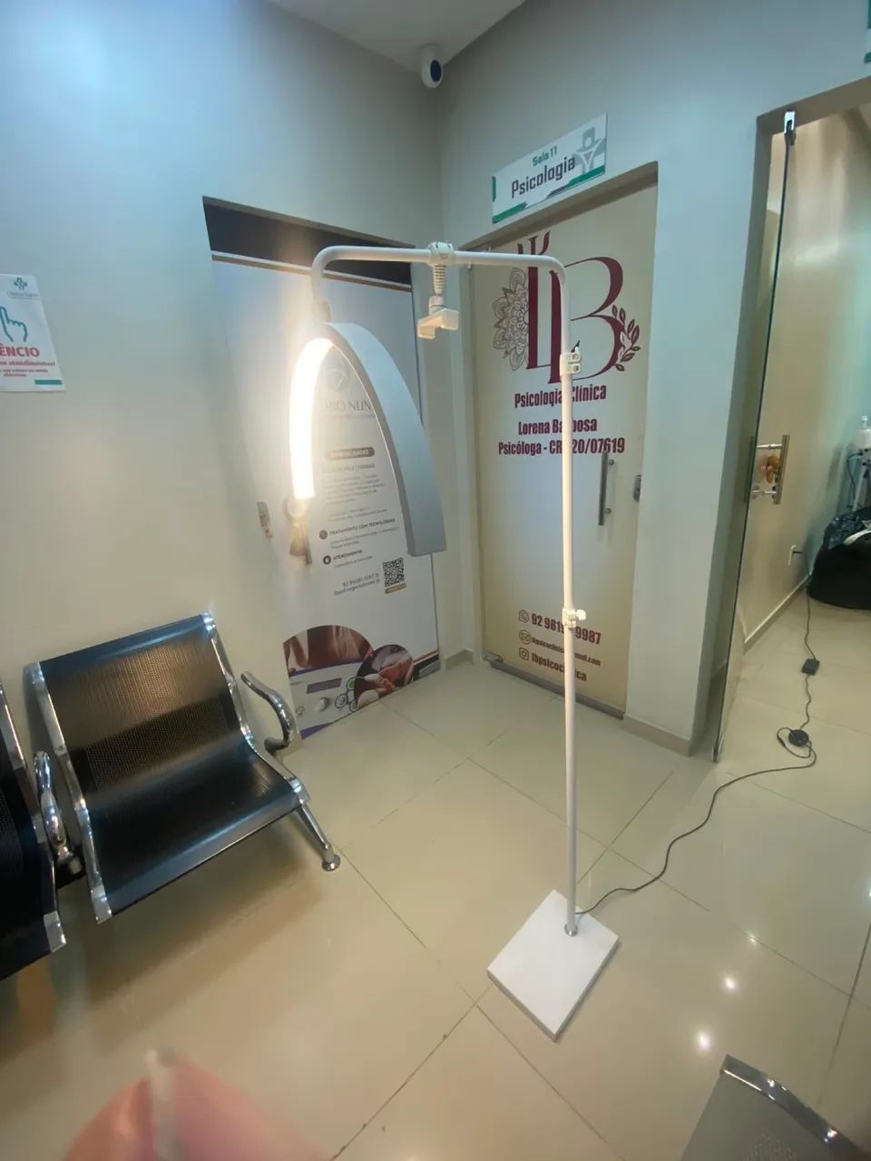 Luminária em led com suporte para celular 