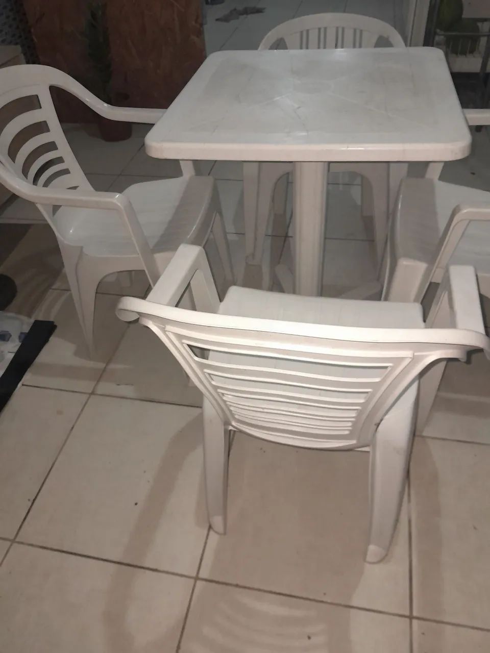 Mesa ee plásticos com cadeiras - Foto 4