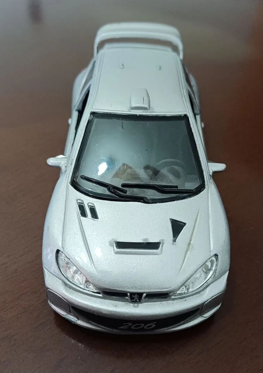 PEUGEOT 206 "TUNADO" ESCALA 1/32 PRATA, A FRICÇÃO.<br><br>ESCALA:  1:32<br> <br>COR: PRATA