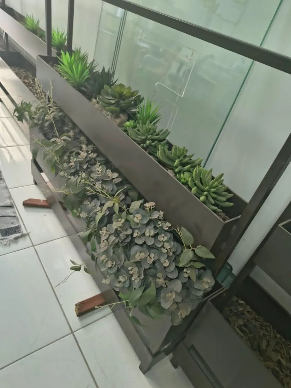 floreiras, cadeiras
