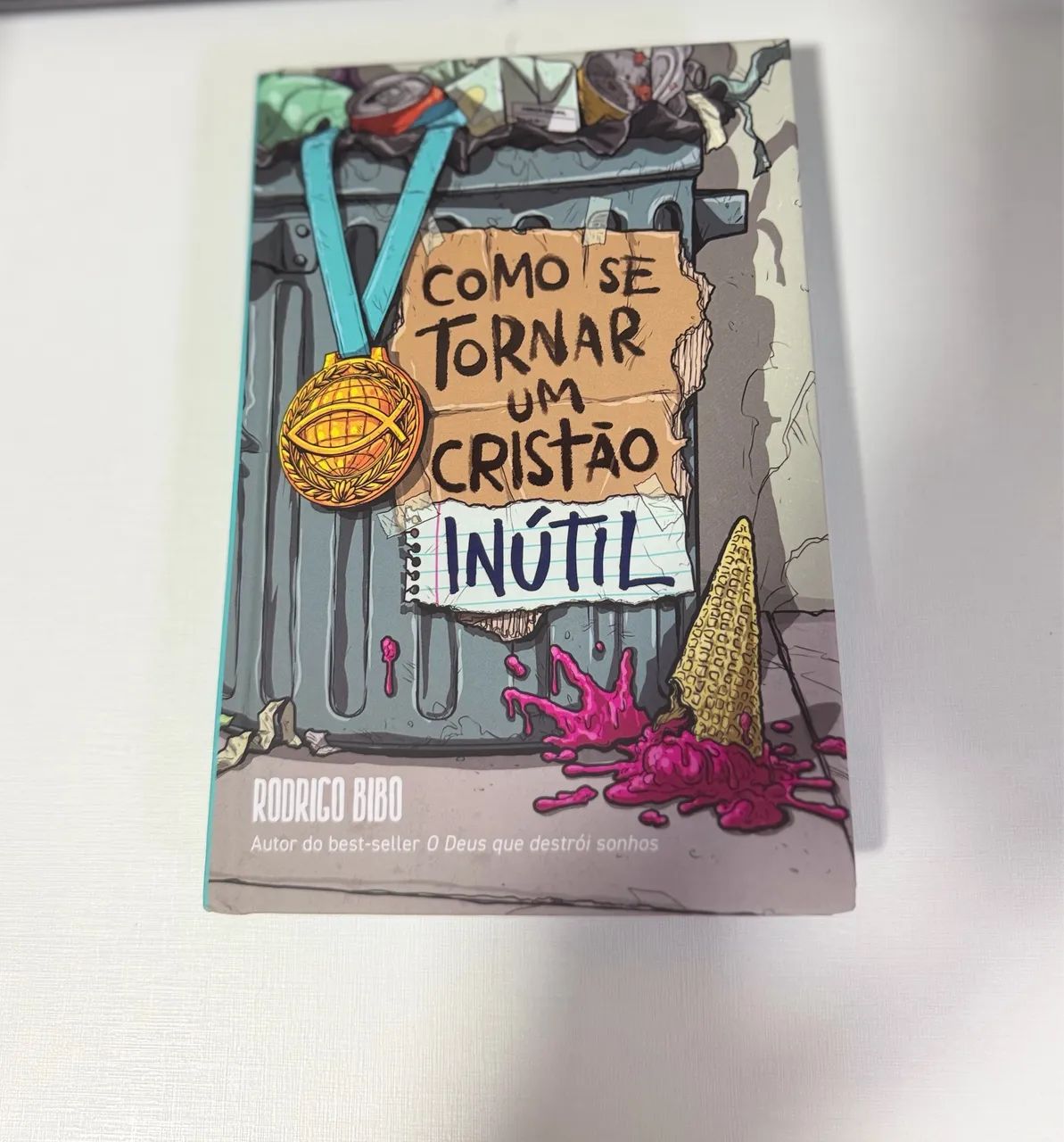 Vendo livro como se tornar um cristão inútil 