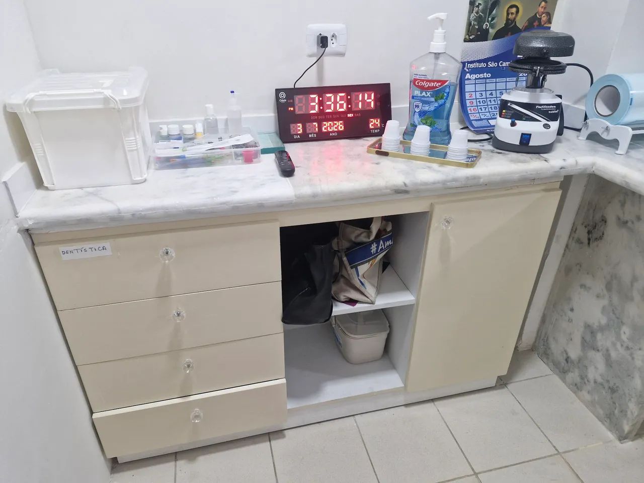 Bancada em mármore e gavetas 