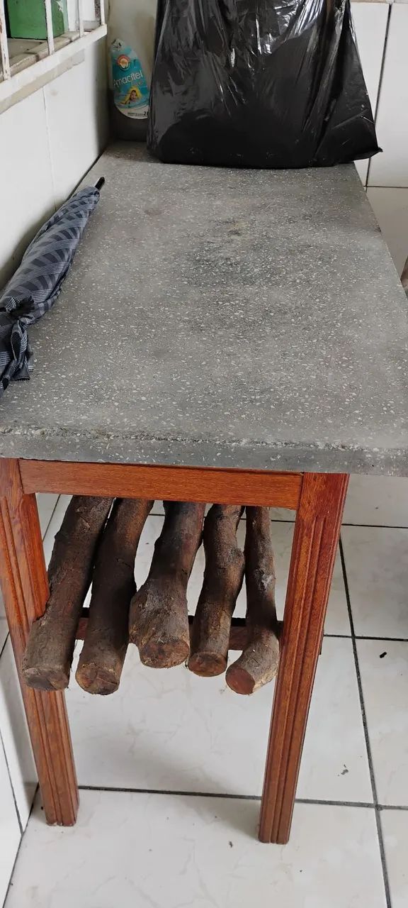 Vendo mesa de madeira maciça
