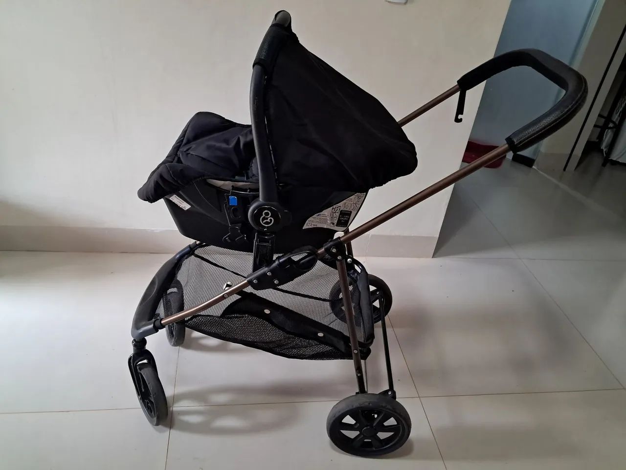 Kit carrinho + bebê conforto + base - Foto 3