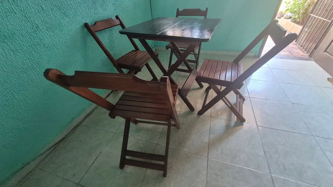 Mesa de madeira com 4 cadeiras. Dobrável.  Envernizada. - Foto 4