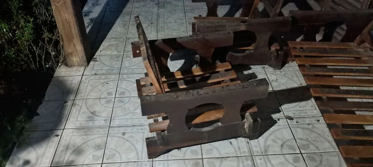 Jogo sofá 3 lugares e poltronas em madeira de lei - Foto 2