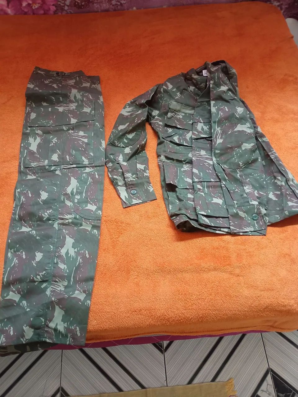Calça e camisa