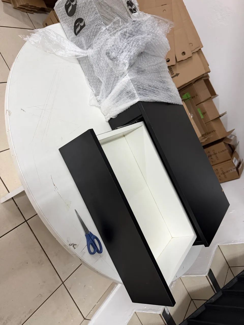 Penteadeira preta com gavetas