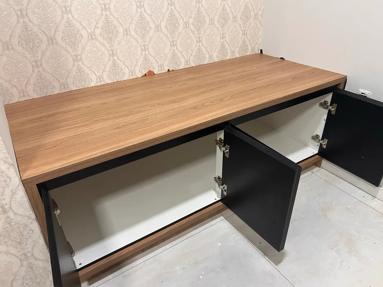 Rack / Balcão Buffet Moderno com 4 Portas - Amadeirado e Preto - Foto 3