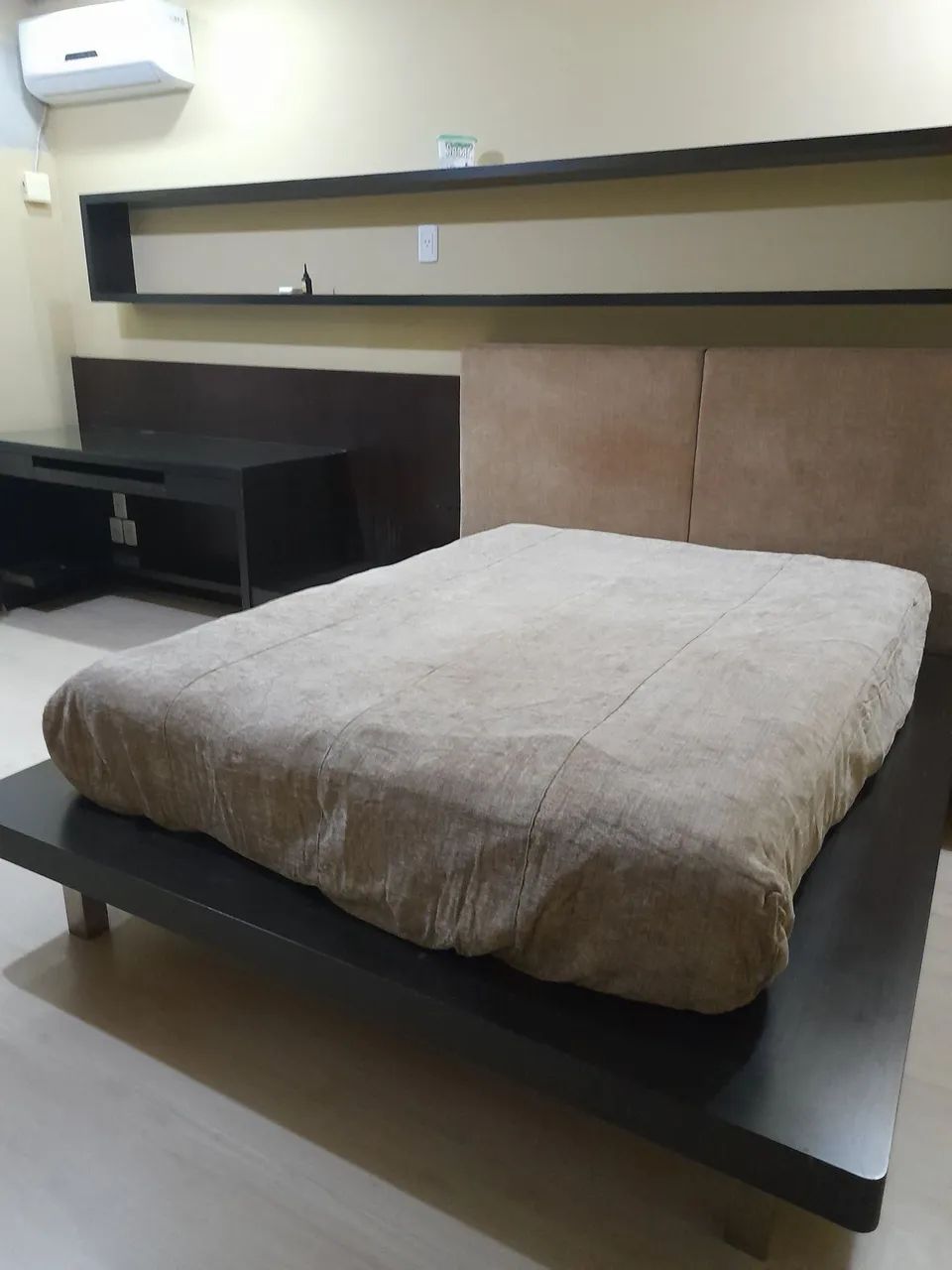 Alugo quarto para moças em casa compartilhada. 
