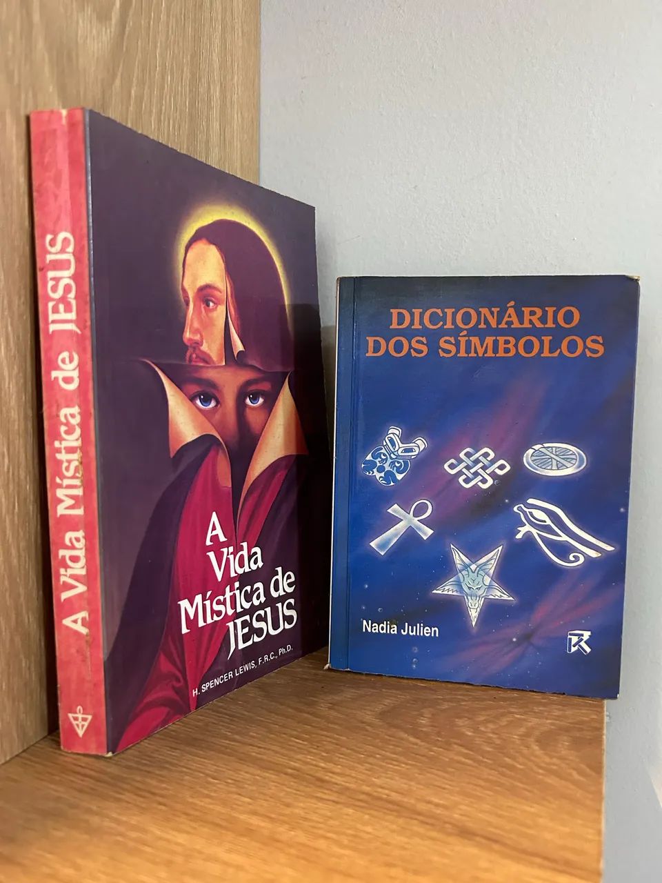 Dois livros de misticismo 