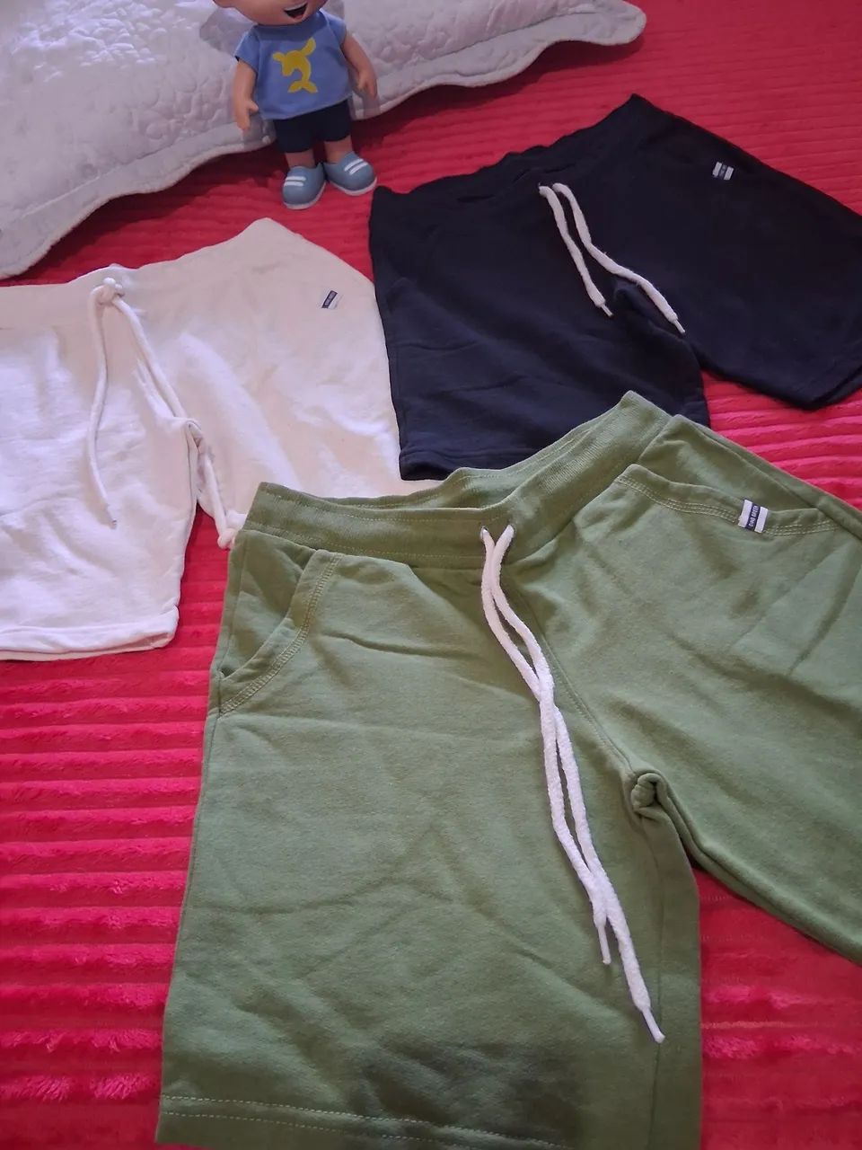Boneco Luccas Neto e 3 shorts novos . - Foto 2