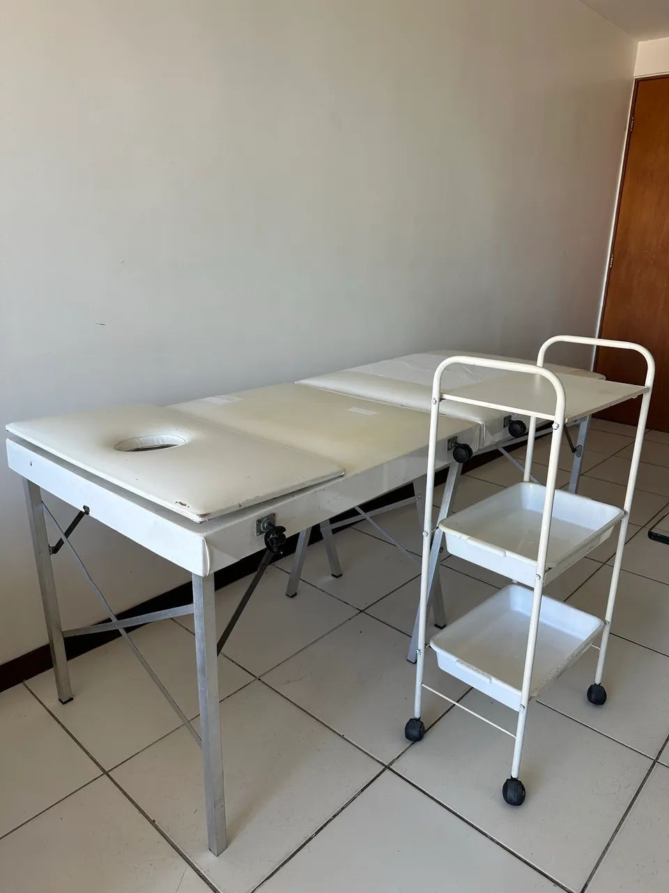 Maca de massagem e carrinho auxiliar 