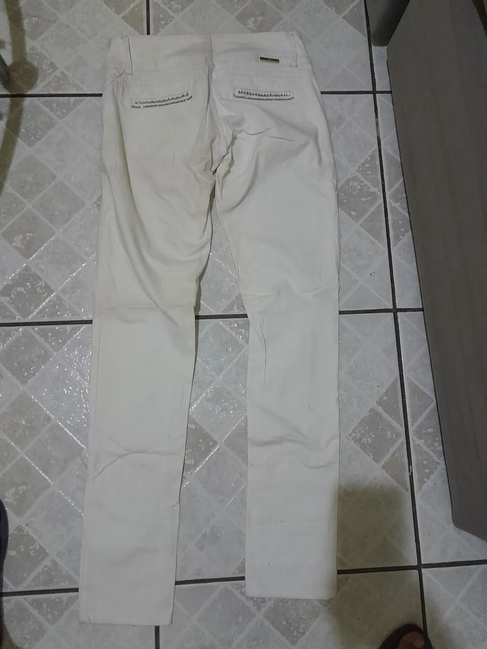 Calça Branca com  stretch e strass e 2 botões laterais  - Foto 2