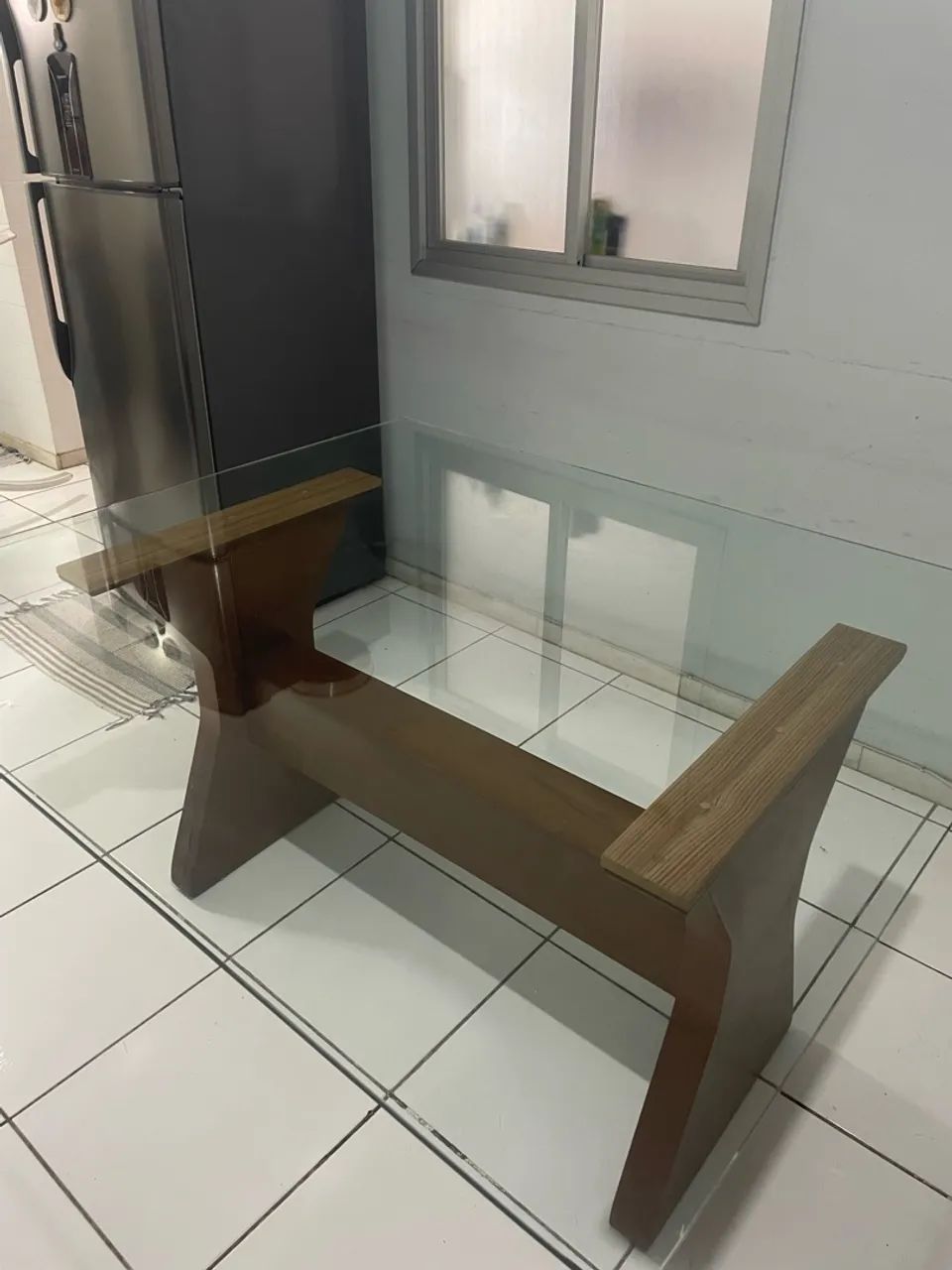 mesa de vidro com pé de madeira 