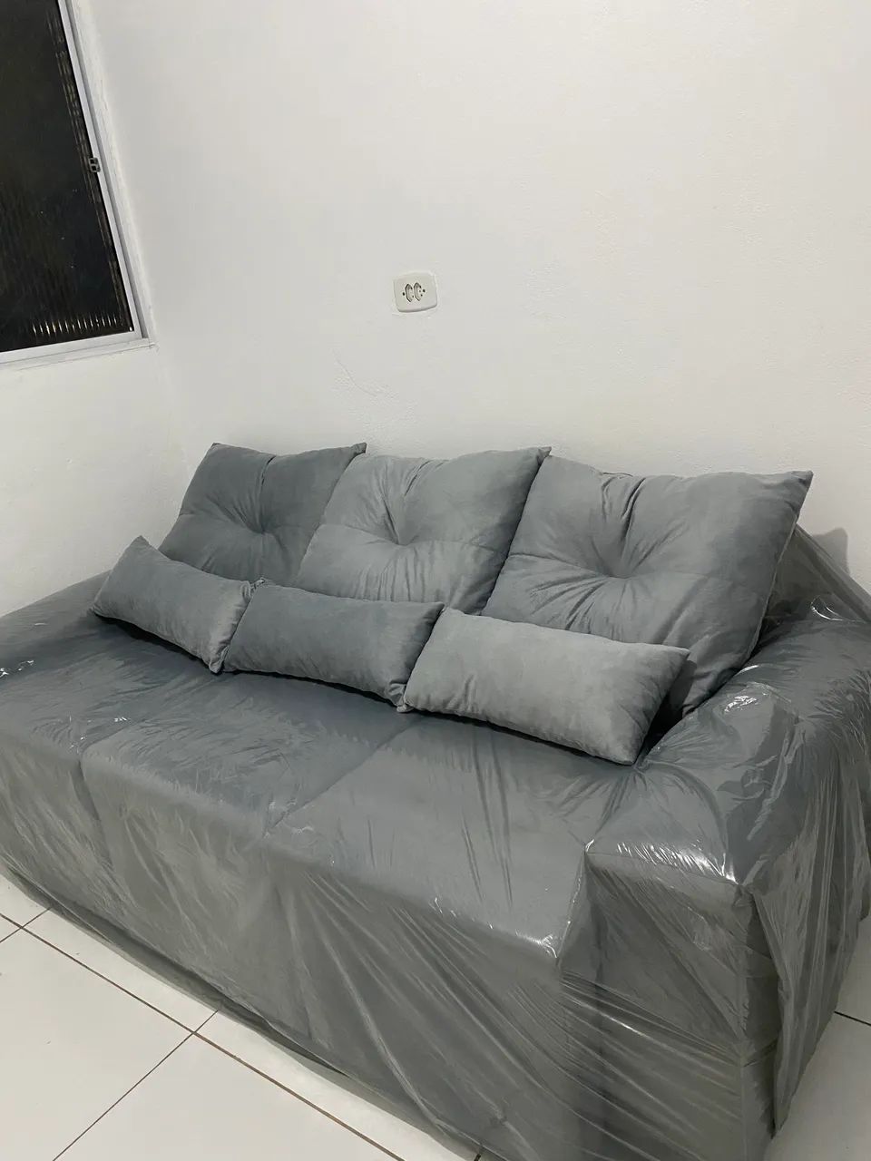 Sofá retrátil cinza novo  - Foto 2