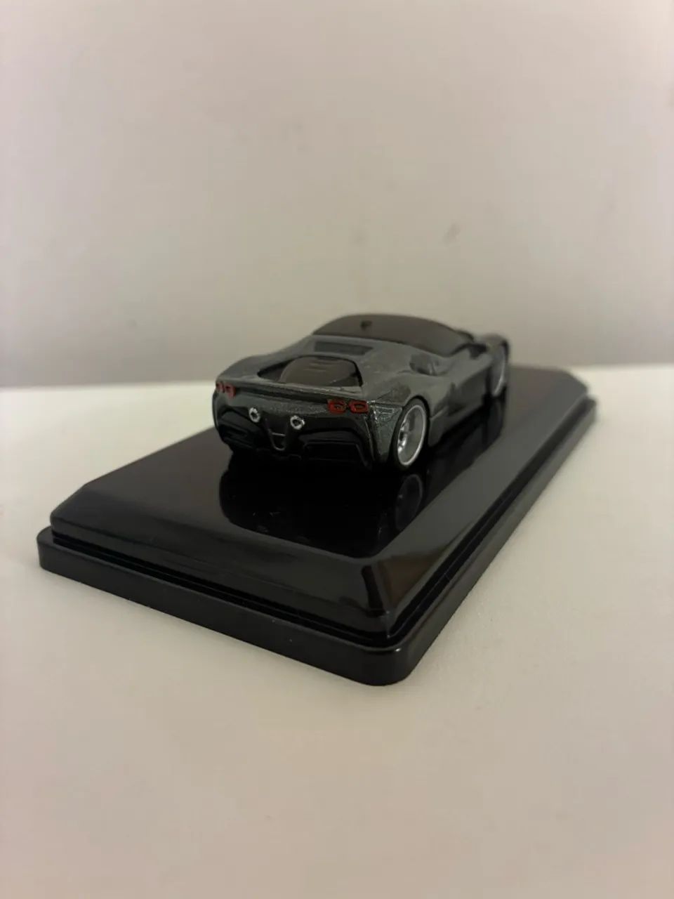 Miniatura Custom Ferrari SF90 Stradale Hotwheels + Caixa de Acrílico - Foto 4