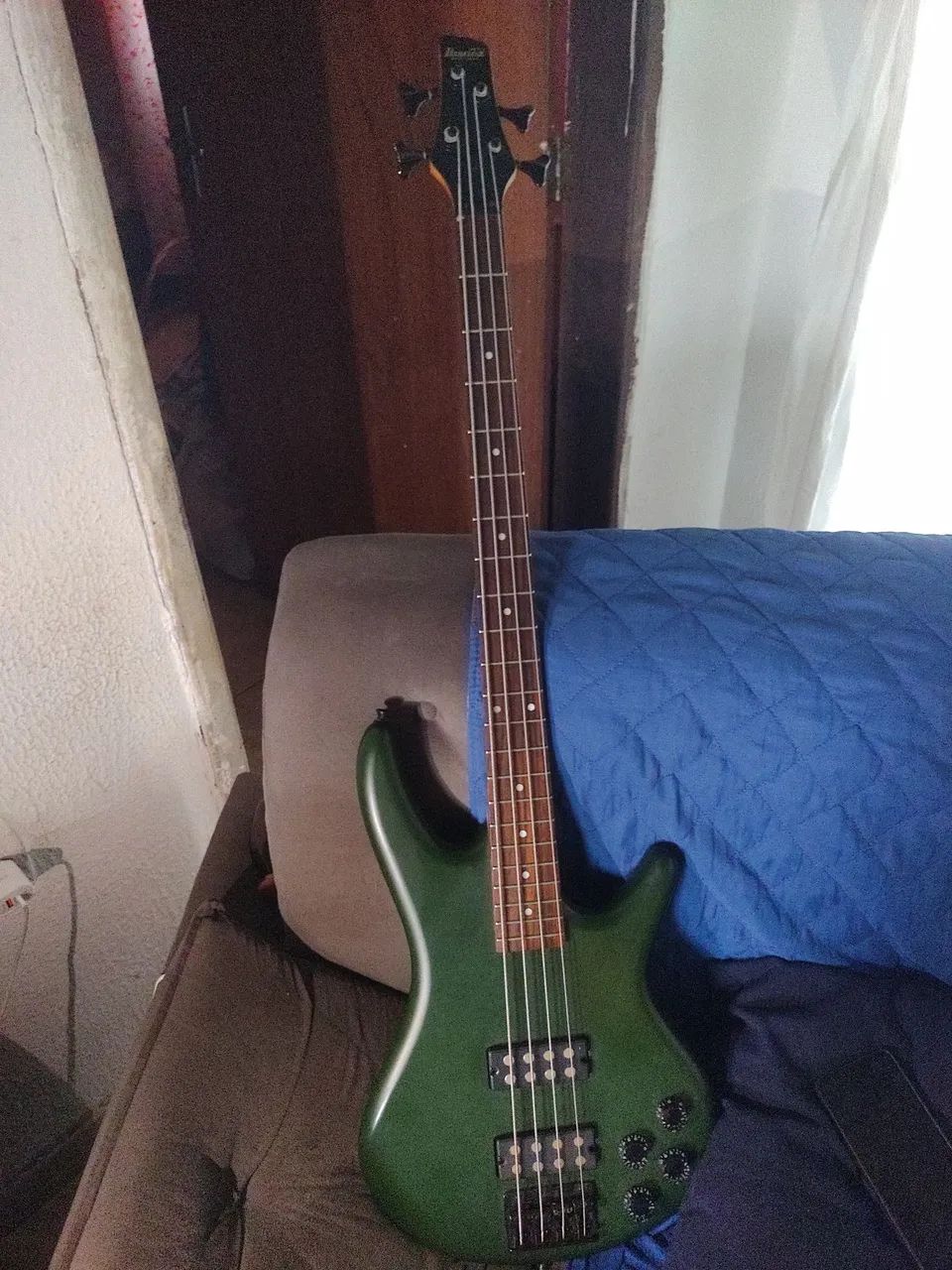 Conta baixo Gio Ibanez Soundgear 4 cordas. 