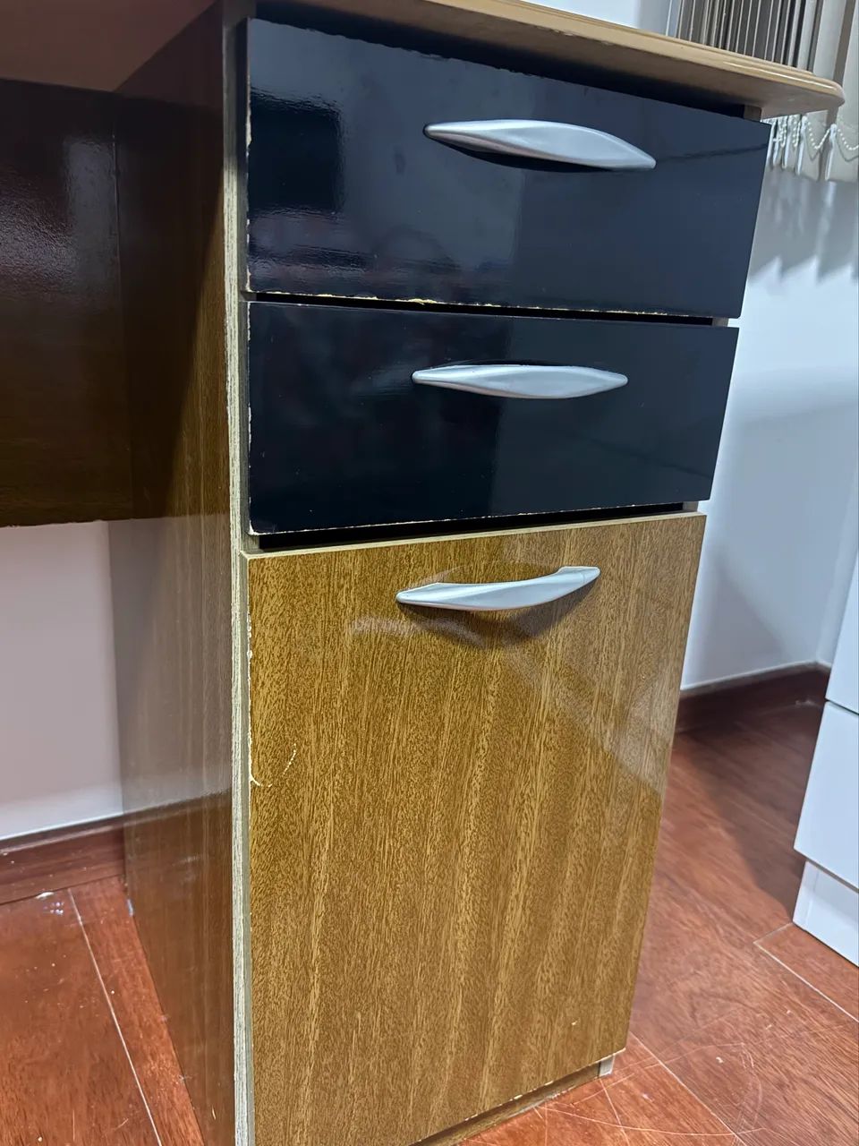Escrivaninha com 2 gavetas e 1 porta - Foto 2