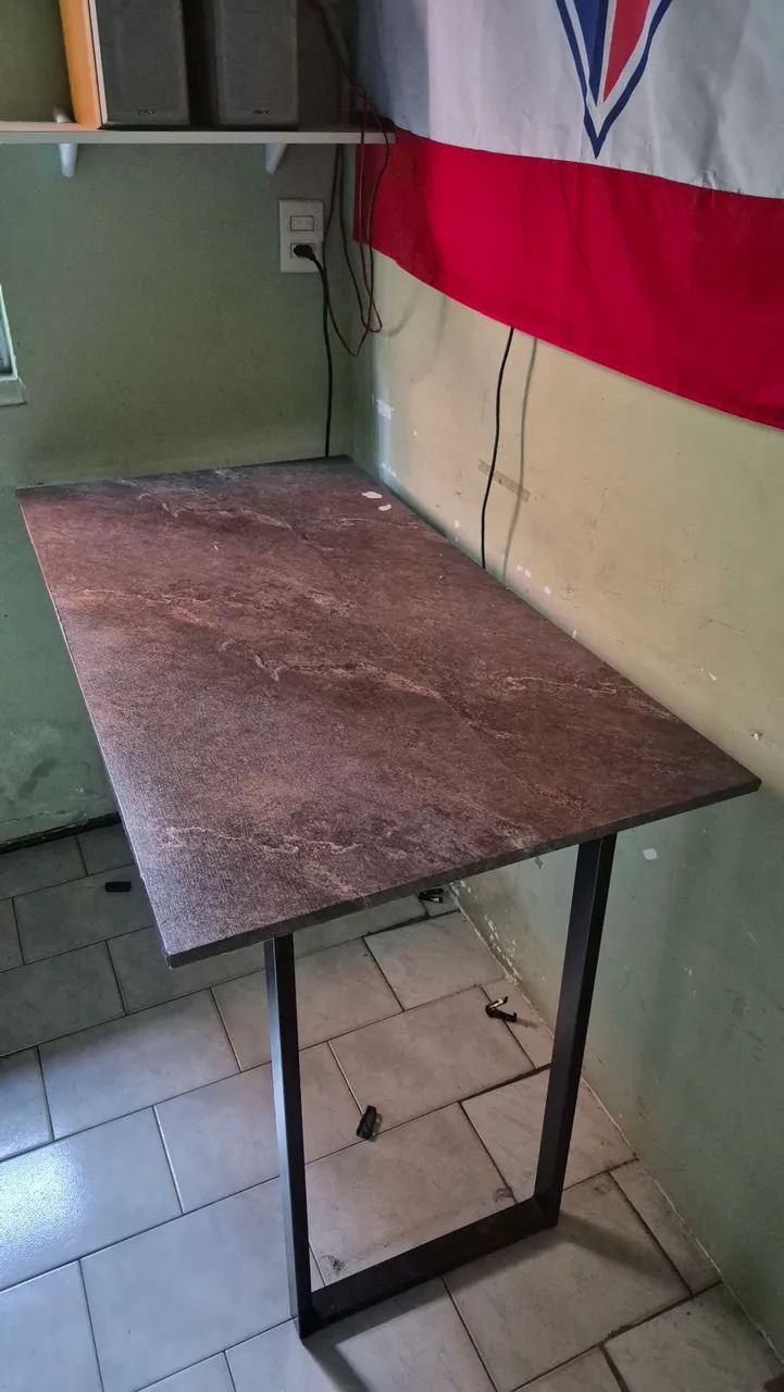 Mesa de madeira com base metalon - MDF