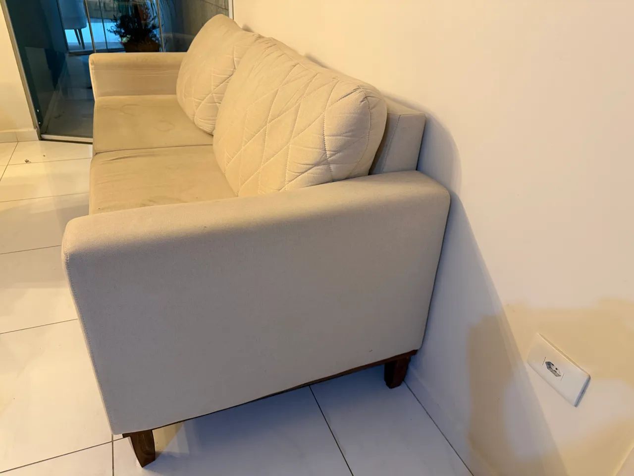 Sofá 2,10m bege tipo linho - Foto 4