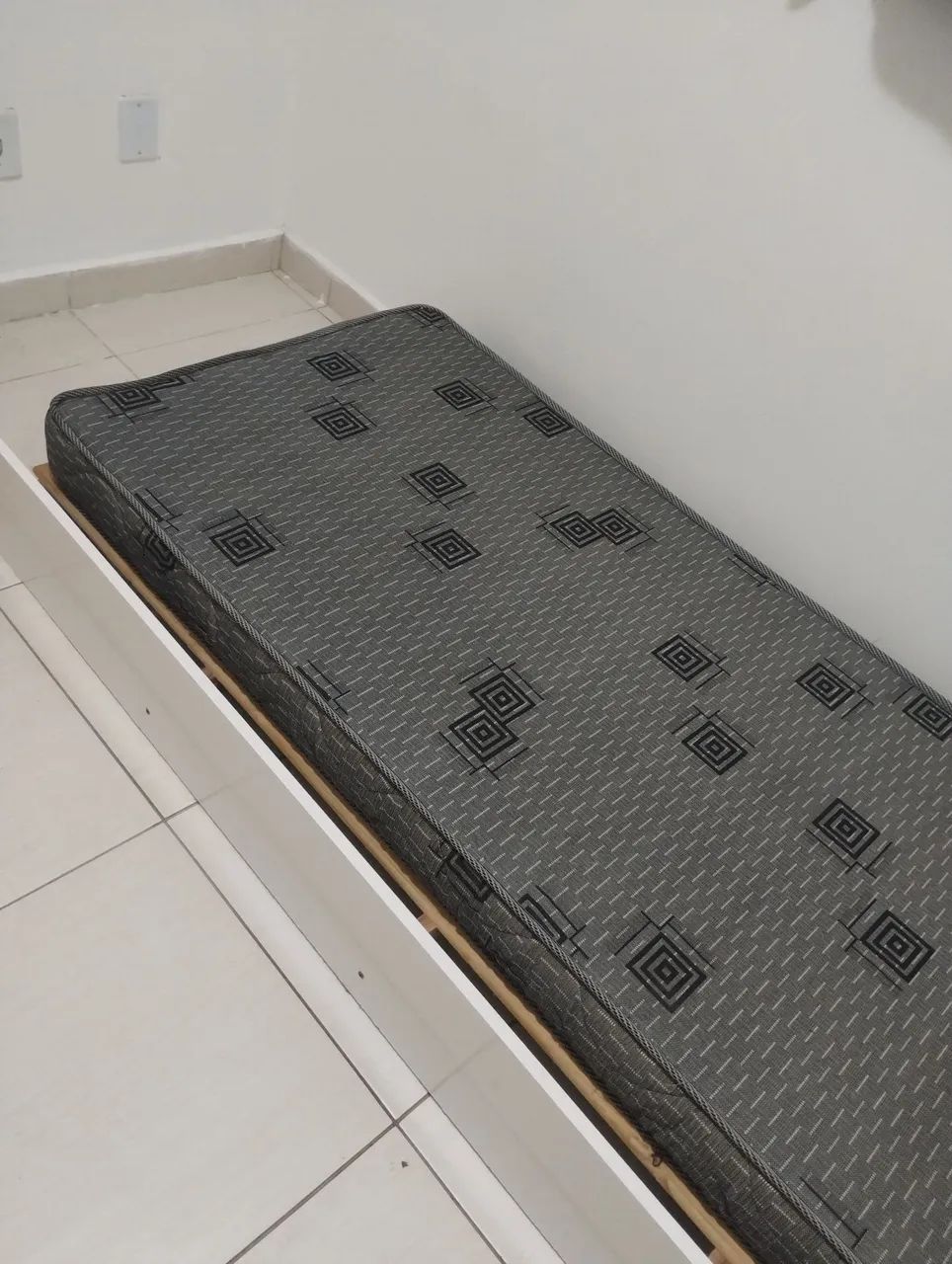 VENDE-SE CAMA DE SOLTEIRO 
