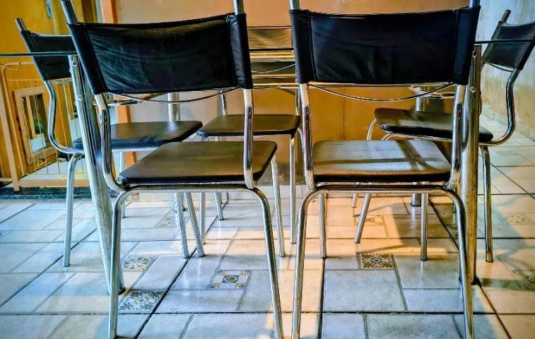 Mesa com tampo de vidro com 6 cadeiras medida de 1,60m