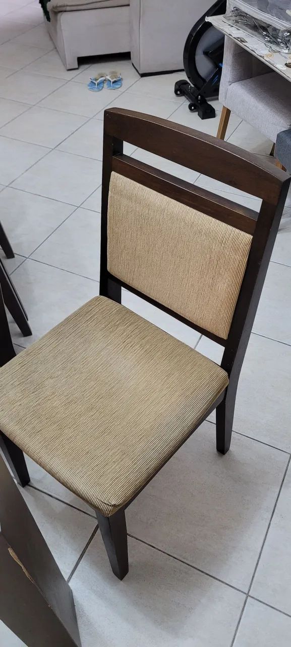 Mesa de jantar de madeira com tampo de vidro e 6 cadeiras - Foto 5