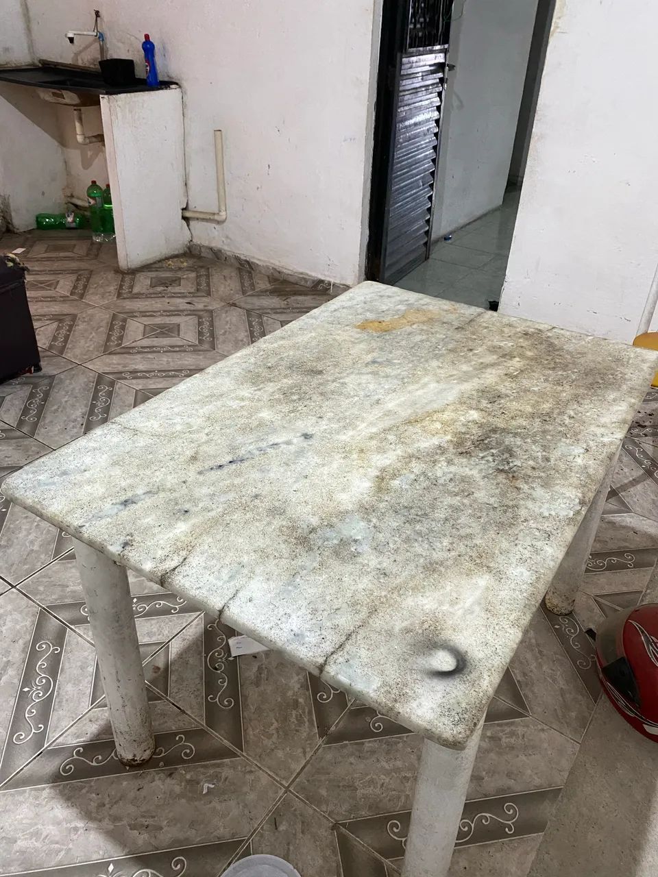 Mesa pra vender, tô dando de graça ela 