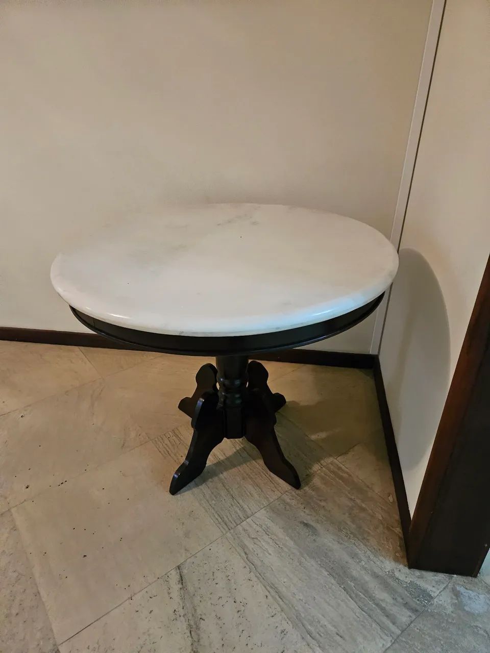 Mesa redonda pé de madeira e tampo de mármore 