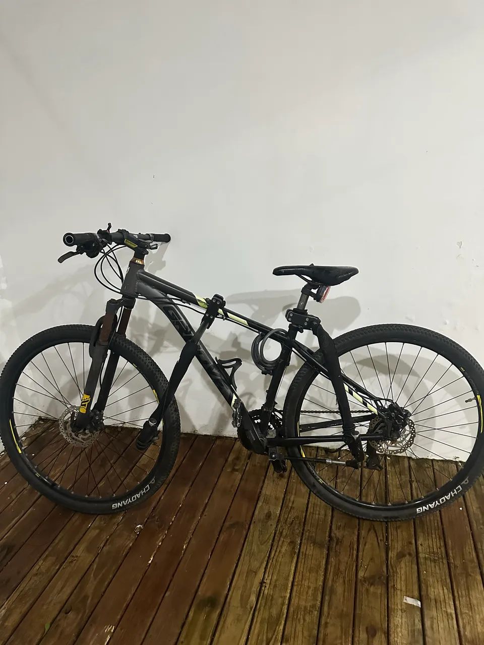 Bicicleta Groove Hype Aro 29 + Suporte de Prancha e Capacete