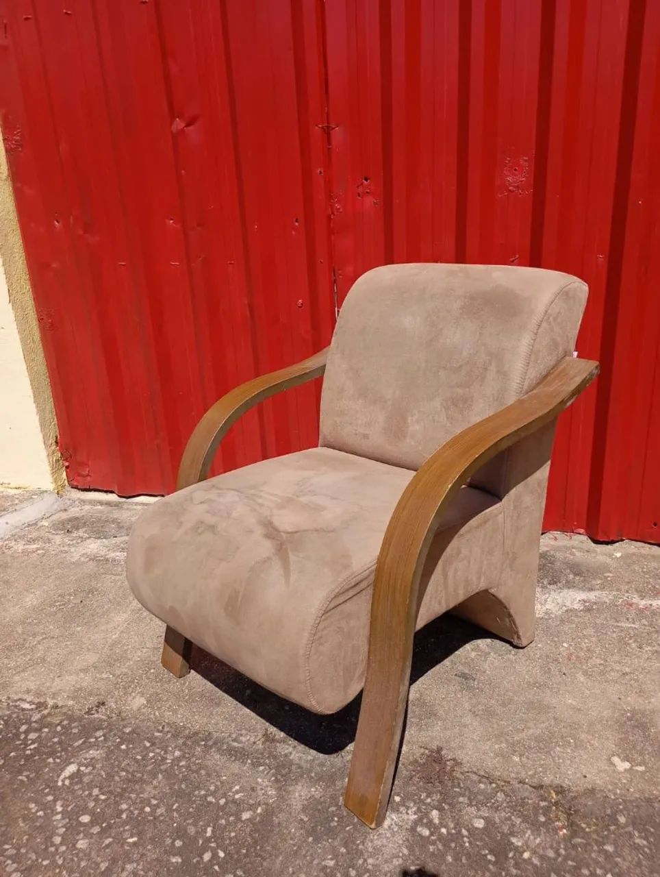 Poltrona em Suede e madeira  - Foto 2
