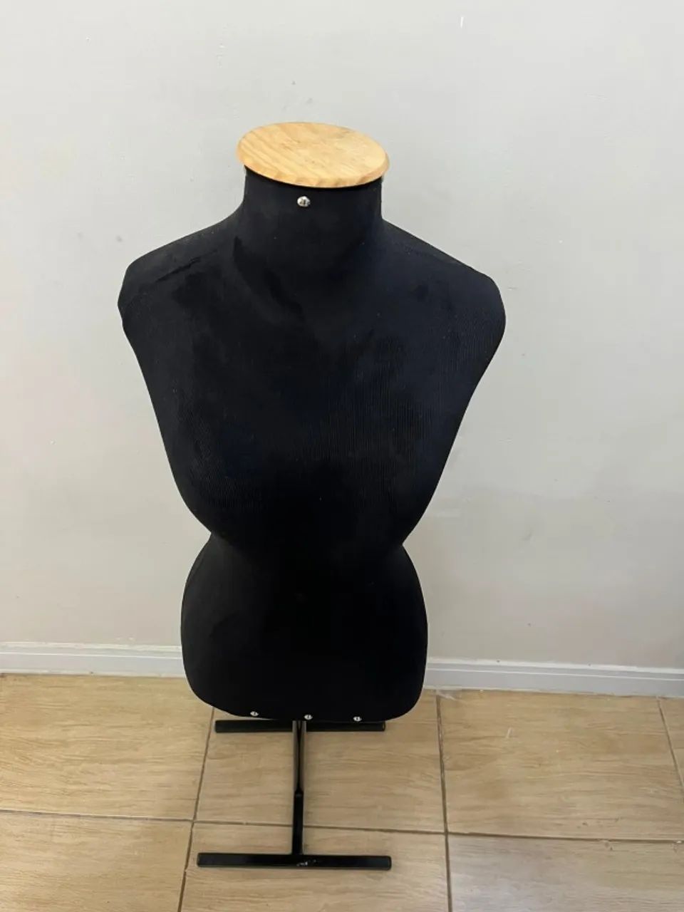 Manequim Feminino Forrado com Pedestal - Foto 2