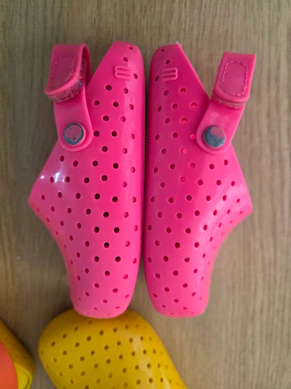 sandália mini melissa gêmeas rosa e amarela - Foto 4