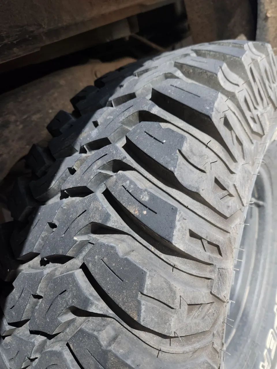 Pneu 33x12.5 aro 15 semi novos - Foto 5