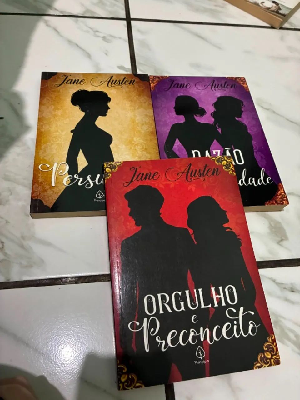 box com 3 livros: ORGULHO E PRECONCEITO 