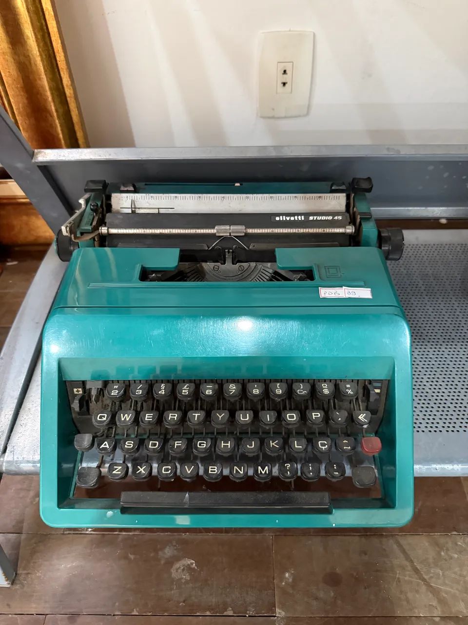 Máquina de escrever Olivetti Studio 45 funcionando