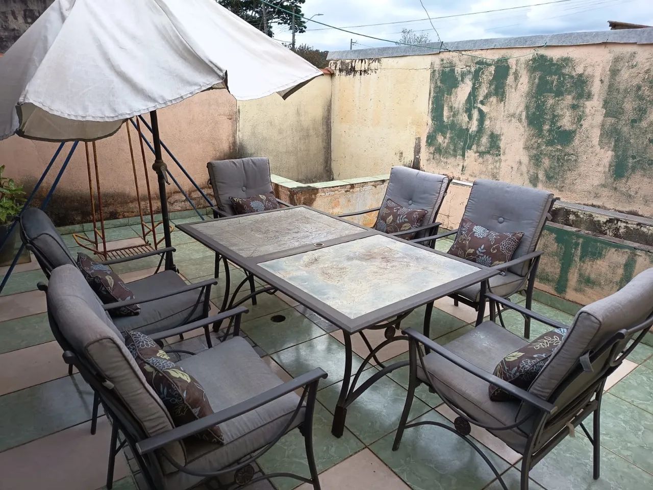 Mesa com 6 cadeiras e guarda-sol 