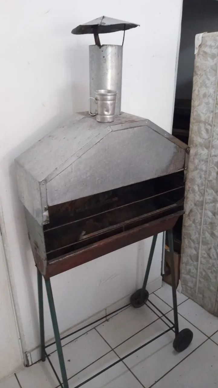 CHURRASQUEIRA COM RODAS E CHAMINE SO LIMPAR E USAR DA TENHO OUTROS MODELOS E MÓVEIS 