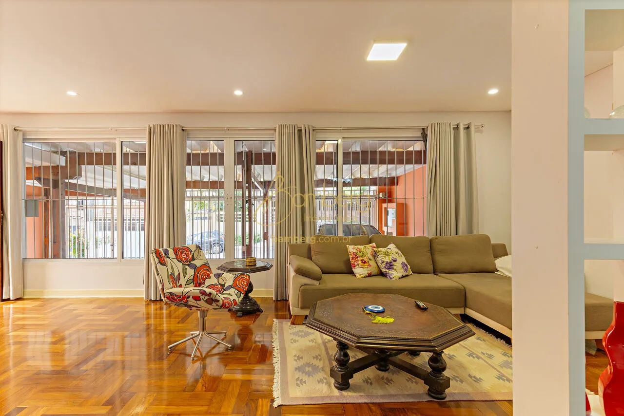 Casa térrea com ambientes amplos totalmente reformada.