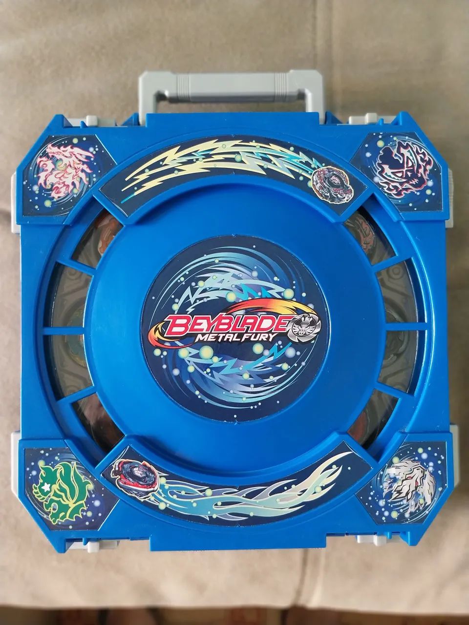 BeyBlade, Maleta, Arena, peões e  suportes. - Foto 2