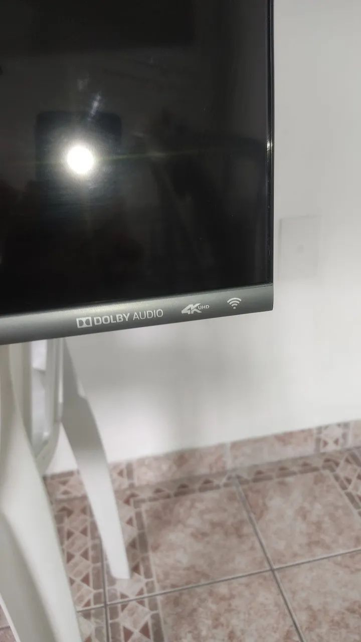 vendo ou troco por celular tv smart 50 polegadas 4k pouco tempo de uo listras na tela  - Foto 5