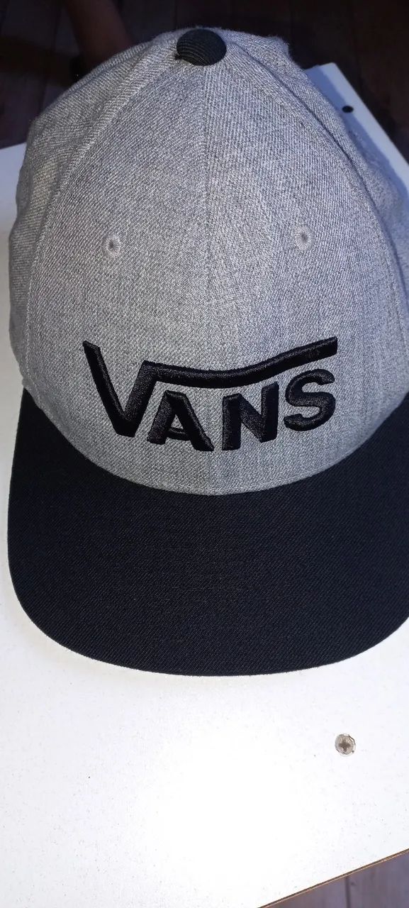Boné Vans Drop V II Snapback cinza e preto com aba reta e o logo bordado.