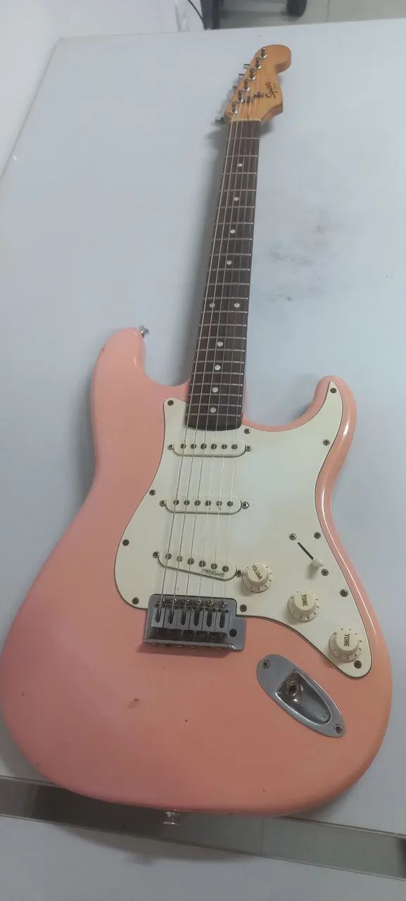 Guitarra squier shell pink