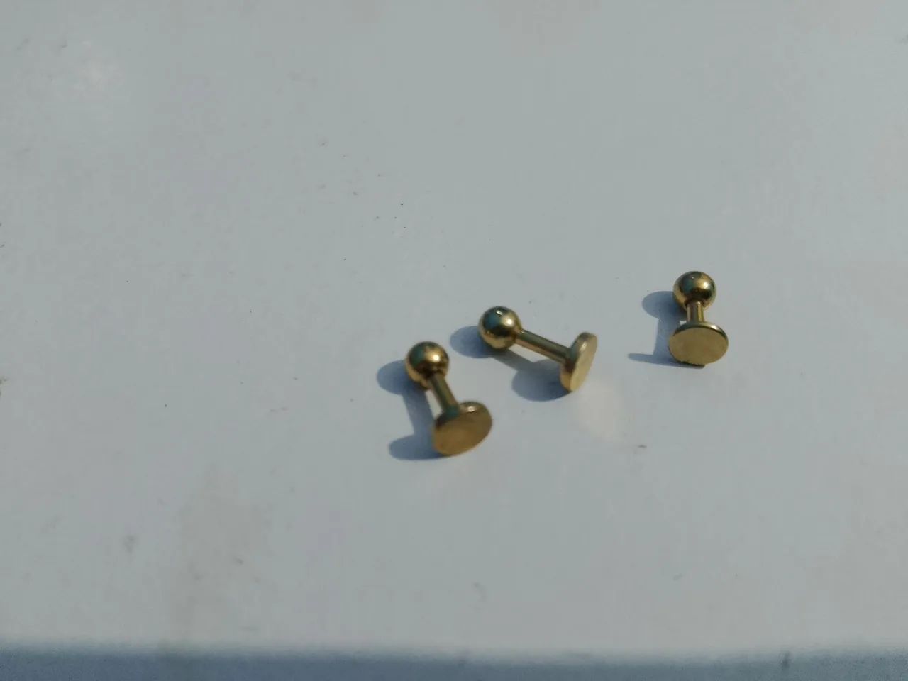 Kit 3 piercings labret dourado  - Foto 4